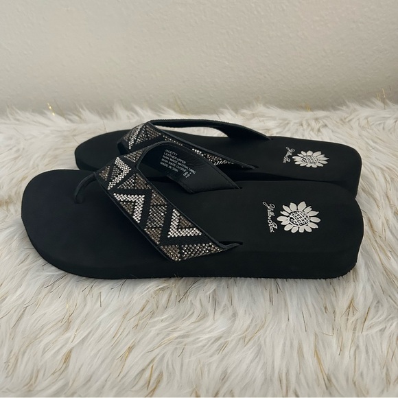 Yellow Box Black Flip Flop Sandals | Size 8.5 - Picture 4 of 5